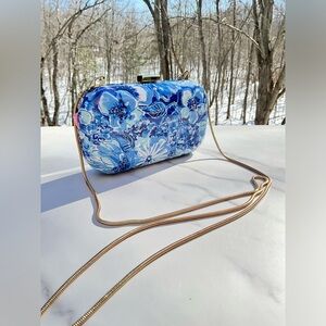 LILLY PULITZER Catch N Keep Floral Coastal Blue Hard Clutch with Gold Chain